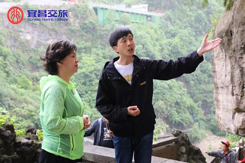 图为向俊（左二）为央视著名制片人、主持人鞠萍（左一）介绍三游洞景区